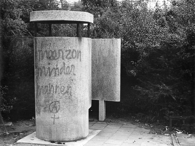 406942 Afbeelding van een urinoir te Utrecht, vermoedelijk omgeving Leidseveer, met de leus meer zon minder mannen .